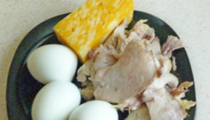 Salát s kuřecím masem, bramborami a vejci Recept na salát s vařeným kuřecím masem a bramborami